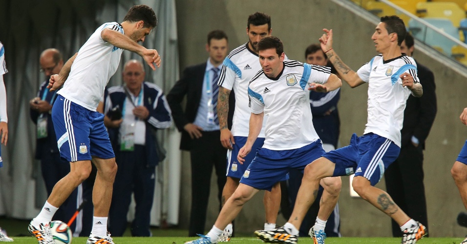 Jogadores da Argentina batem bola durante treino no Maracanã