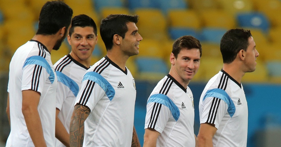 Jogadores da Argentina conversam antes de treino no estádio do Maracanã