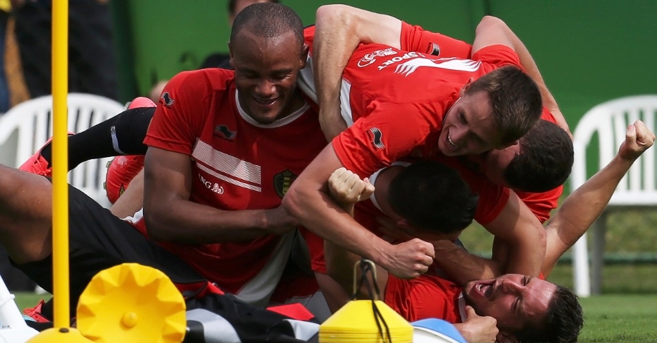 Jogadores da Bélgica se divertem durante treino da equipe na cidade de Mogi das Cruzes, em São Paulo