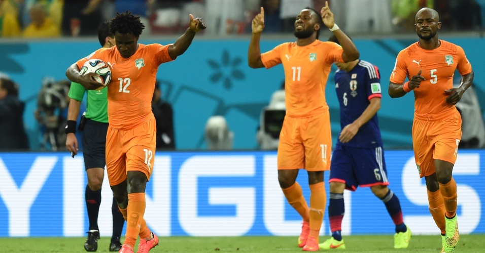 Jogadores da Costa do Marfim comemoram após o empate contra o Japão, na Arena Pernambuco