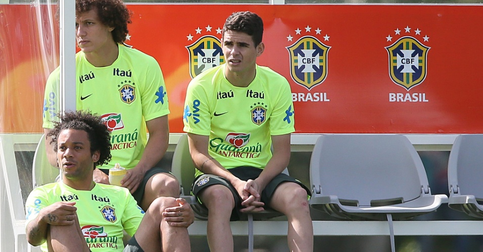 Jogadores titulares acompanham os reservas jogando contra o sub-20 do Fluminense