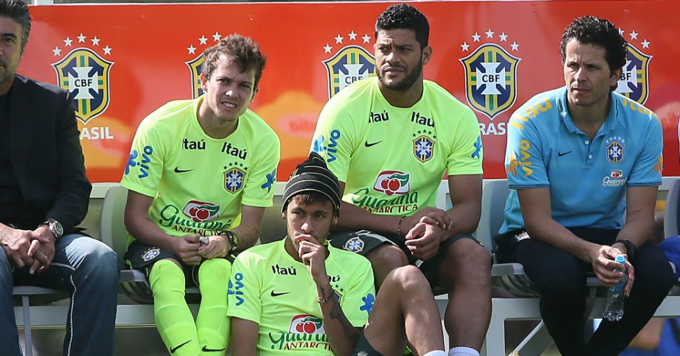Jogadores titulares acompanham os reservas jogando contra o sub-20 do Fluminense