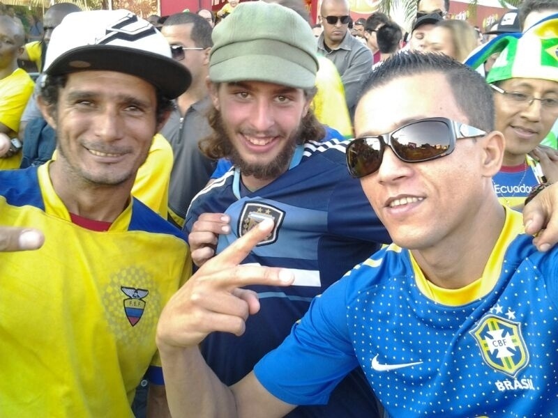 Julio Robson fez uma reunião da América do Sul com um argentino e um equatoriano. Mande sua foto com um gringo: use a hashtag #uolnacopa no Instagram ou Twitter. Você também pode enviar um WhatsApp para (11) 94288.3664