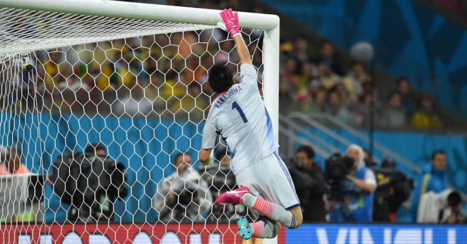 Kawashima voa para evitar o primeiro gol da Costa do Marfim contra o Japão na Arena Pernambuco