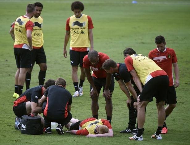 Kevin De Bruyne é atendido por médicos da Bélgica após sofrer lesão durante o treino da equipe
