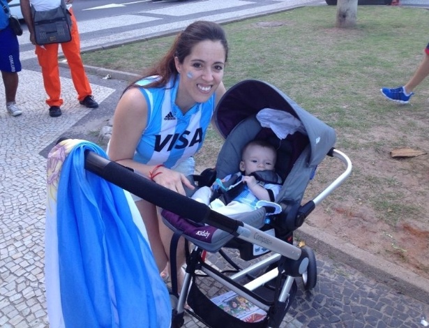 Larissa Salina, vestiu o bebê, Benicio, de três meses, com a camisa da seleção