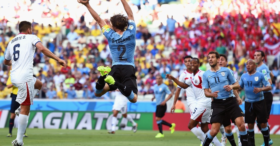 Lugano pula e toca a mão na bola na partida entre Uruguai e Costa Rica, no Castelão