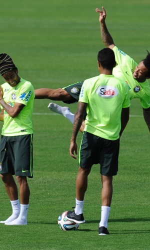 Marcelo dá 'voadora' em Neymar e craque do Barcelona cai no riso durante treino da seleção brasileira