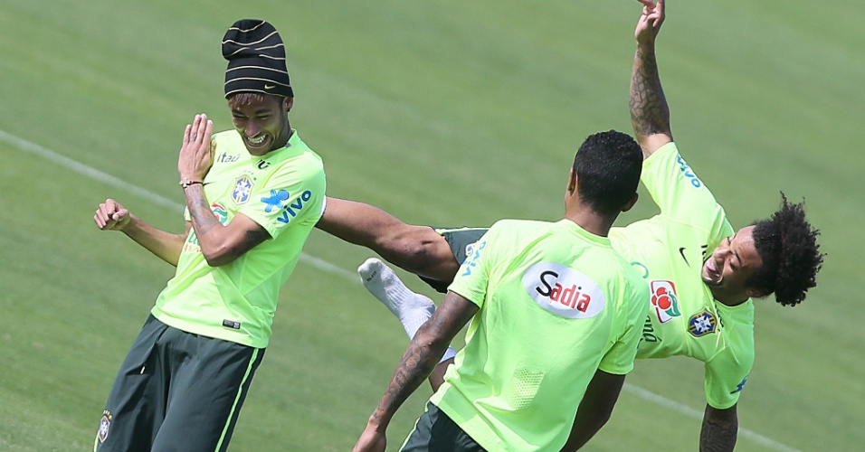Marcelo dá 'voadora' em Neymar e craque do Barcelona cai no riso durante treino da seleção brasileira