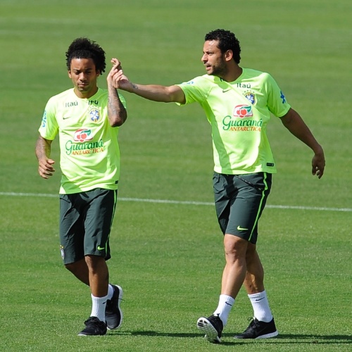 Marcelo e Fred brincam durante a atividade física que Felipão passou aos titulares