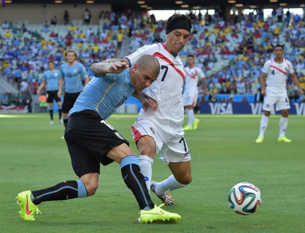 Maximiliano Pereira e Christian Bolanos dividem a bola no jogo entre Uruguai e Costa Rica, no Castelão