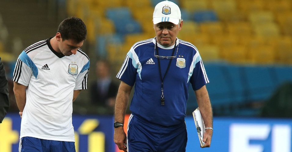 Messi conversa com o técnico Sabella no Maracanã, durante treino
