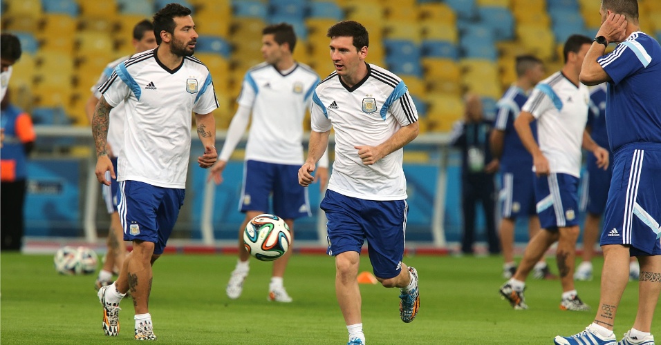 Messi domina bola durante treinamento da Argentina no Maracanã