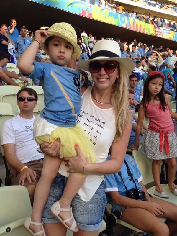 Mulher de Luis Suarez vai ao Castelão junto com a filha do casal, Delfina, de quatro anos