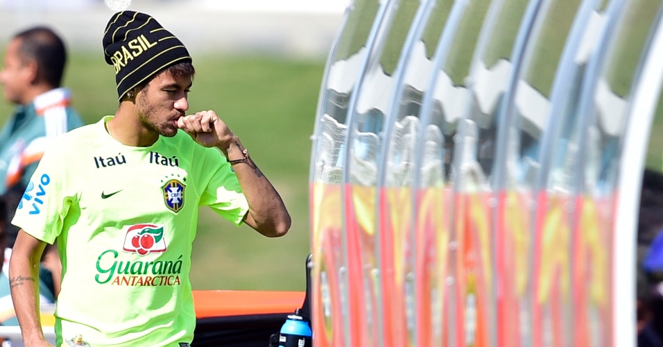 Neymar aparece no treino físico de gorro e chama atenção na movimentação dos titulares da seleção brasileira antes do jogo contra o México