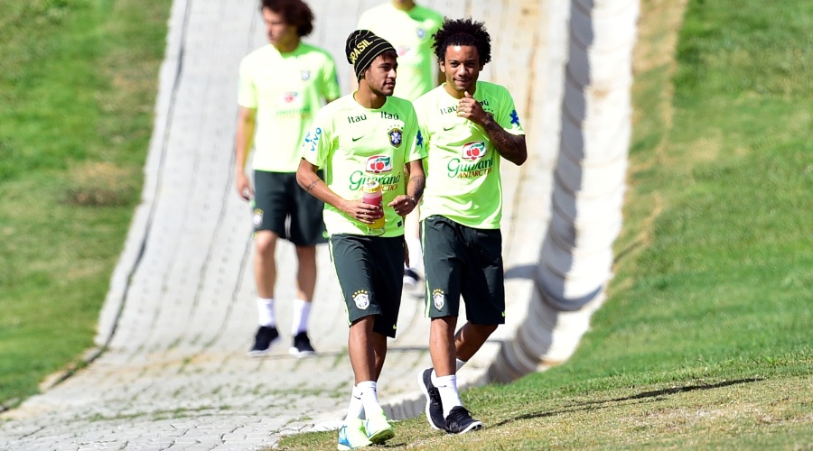Neymar aparece no treino físico de gorro e chama atenção na movimentação dos titulares da seleção brasileira antes do jogo contra o México