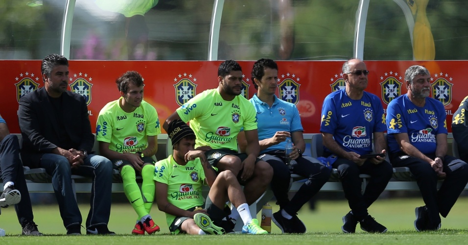 Neymar e Hulk acompanham o jogo-treino dos reservas da seleção (mais o único titular Paulinho) contra o sub-20 do Flu