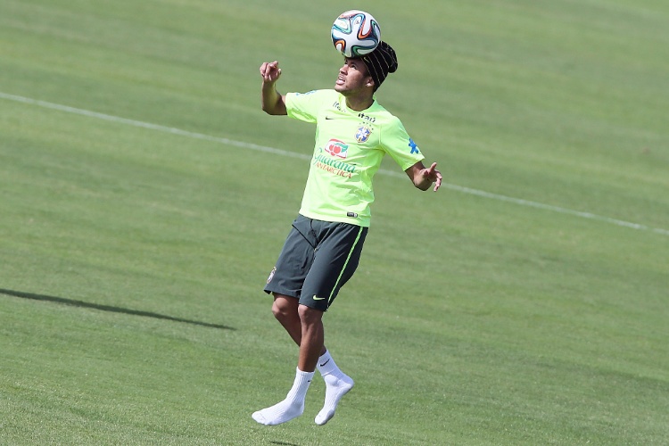 Neymar participa de treino físico na Granja Comary, em clima de descontração