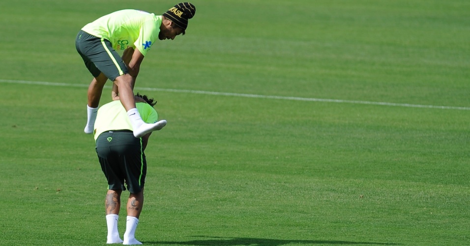 Neymar se diverte durante o treino da seleção neste sábado, já de olho no México; os titulares fizeram só atividades físicas