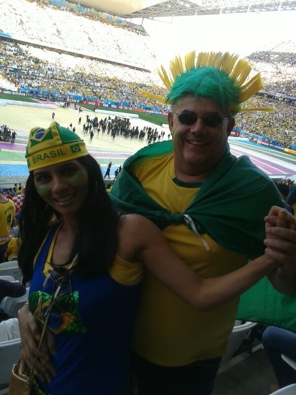 No Dia dos Namorados, o casal Gitana Lima e João Roberto foi acompanhar o jogo do Brasil. Mande sua foto no Itaquerão: use a hashtag #uolnacopa no Instagram ou Twitter. Você também pode enviar um WhatsApp para (11) 94288.3664