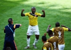 Colômbia põe a Grécia para dançar com vitória e 