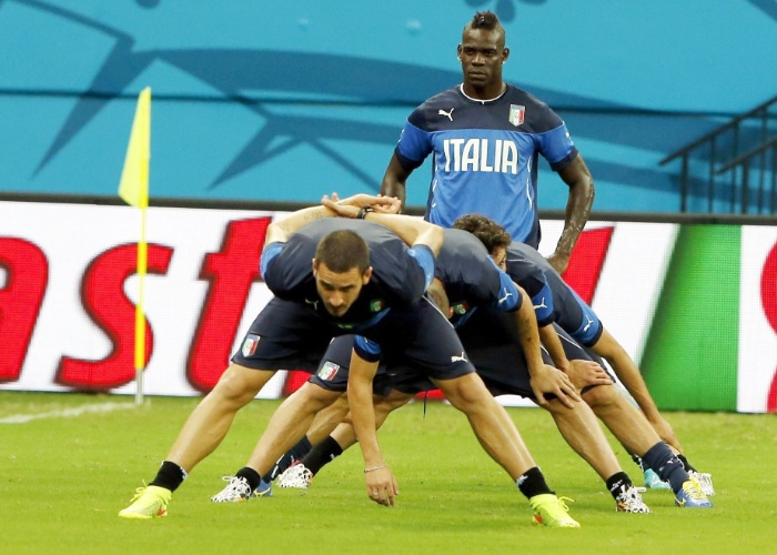 Balotelli colocou os companheiros de time numa posição constrangedora, no treino da Itália