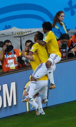 James Rodriguez, Camilo Zuniga e Juan Cuadrado, da Colômbia, na comemoração do gol contra a Grécia