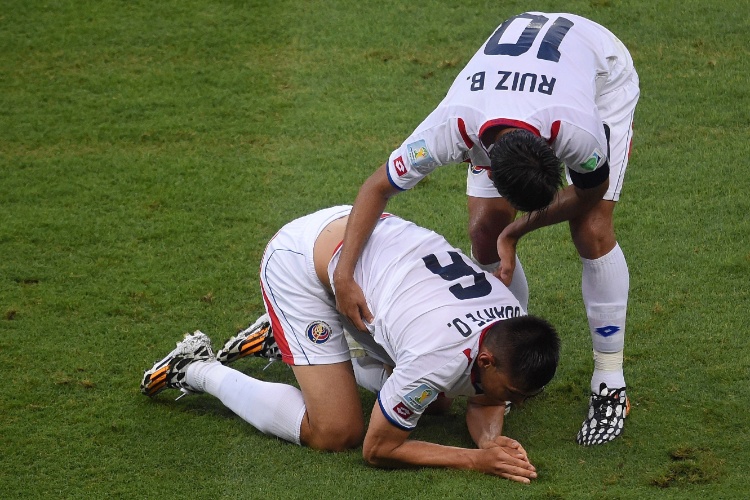 Zagueiro da Costa Rica Oscar Duarte está sendo cumprimentado pelo atacante Bryan Ruiz por ter marcado o segundo gol do time