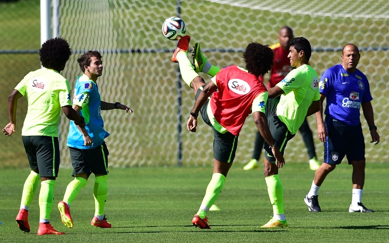 Paulinho foi o único titular colocado em campo por Felipão em jogo-treino contra o sub-20 do Fluminense