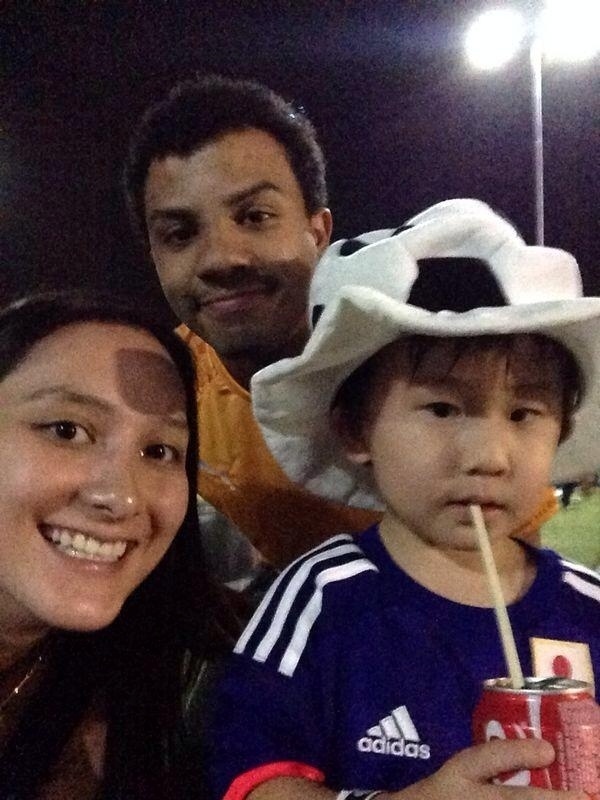 Paulistanos em Recife tiram "selfie" com torcedor mirim japonês antes de partida entre Costa do Marfim e Japão, na Arena Pernambuco. Mande sua foto com um gringo: use a hashtag #uolnacopa no Instagram ou Twitter. Você também pode enviar um WhatsApp para (11) 94288.3664