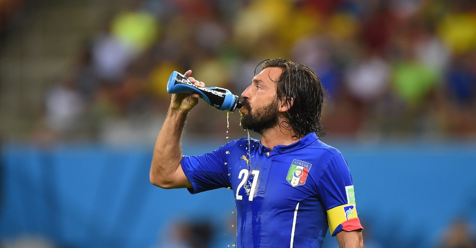 Pirlo se hidrata durante a vitória da Itália sobre a Inglaterra por 2 a 1 em Manaus