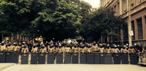 Polícia Militar cerca praça Sete, em Belo Horizonte, onde manifestantes se concentram em protesto contra a Copa - Isabela Noronha/UOL