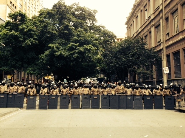 Polícia Militar cerca Praça Sete, em Belo Horizonte, onde manifestantes se concentram em protesto contra a Copa
