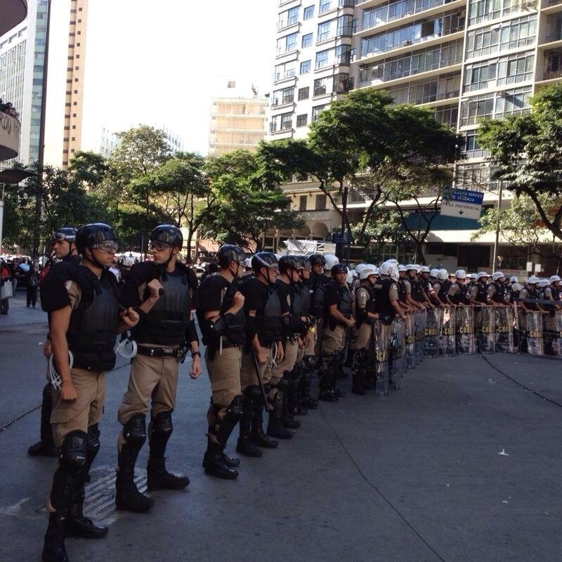 Polícia Militar cerca Praça Sete, em Belo Horizonte, onde manifestantes se concentram em protesto contra a Copa