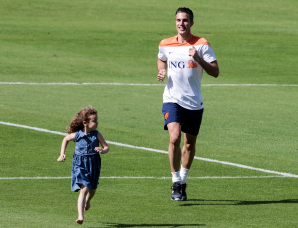 Robin van Persie brinca com sua filha durante treino da Holanda, no Rio de Janeiro