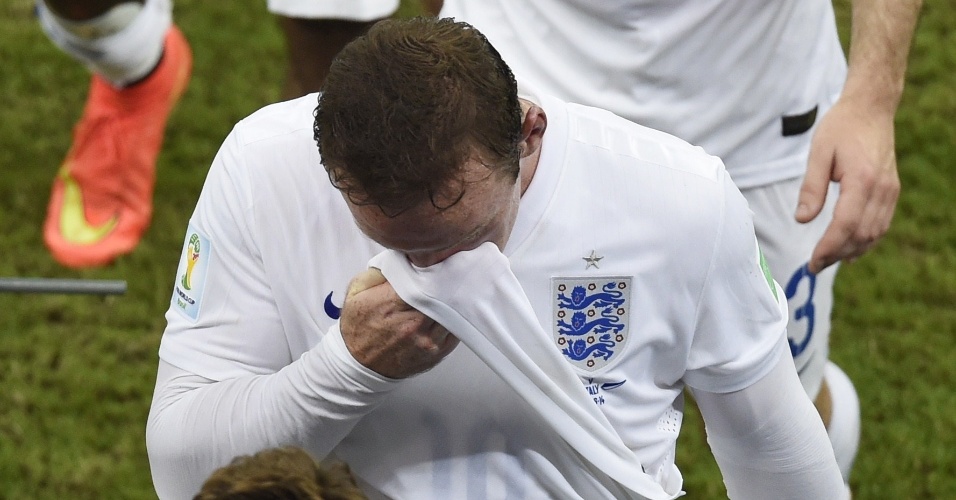 Rooney deixa o gramado cabisbaixo após a Inglaterra perder para a Itália por 2 a 1