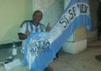 Argentino monta vigília e vai dormir em frente ao Maracanã antes de estreia - Vinicius Konchinski/UOL