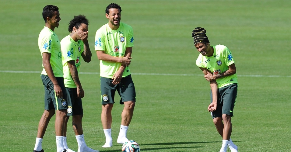 Sem chuteira e em clima de descontração, Fred e Neymar brincam com os companheiros no treino físico deste sábado em Teresópolis