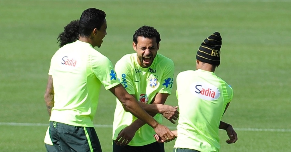 Sem chuteira e em clima de descontração, Fred e Neymar brincam com os companheiros no treino físico deste sábado em Teresópolis