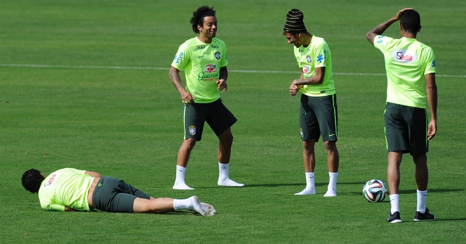 Sem chuteira e em clima de descontração, Marcelo e Neymar brincam com os companheiros no treino físico deste sábado em Teresópolis