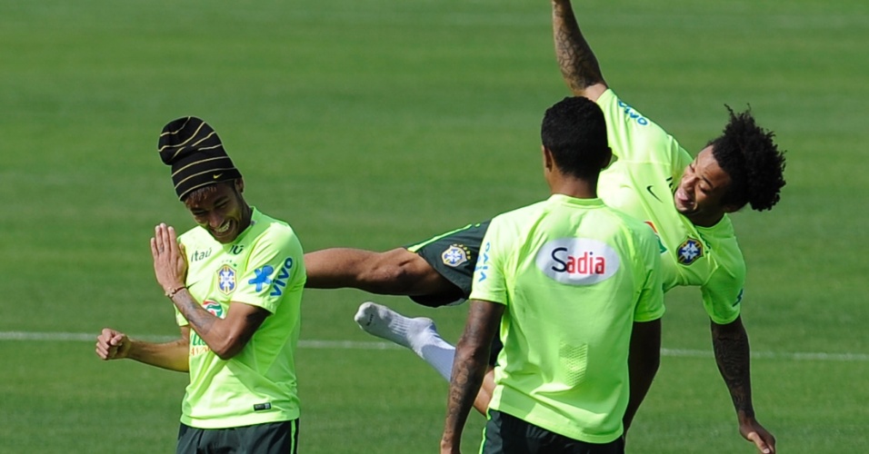 "Sem noção", Marcelo brinca e parte para cima de Neymar com uma voadora durante uma atividade física descontraída dos titulares da seleção na Granja Comary