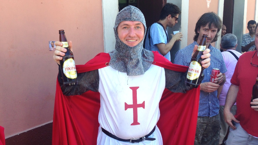 Stan Field, vestido de cavaleiro, não conseguia distinguir as marcas de cerveja às 12h (o jogo da Inglaterra começaria às 19h) - Felipe Pereira/UOL