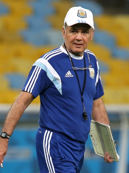 Técnico da Argentina, Alejandro Sabella observa treino no Maracanã - Julio Cesar Guimaraes/UOL