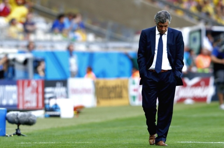 Técnico da Grécia, Fernando Santos, parece lamentar resultado negativo de sua equipe contra a Colômbia, no Mineirão