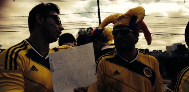 Torcedor colombiano vende ingressos na porta do Mineirão horas antes da partida Colômbia x Grécia
