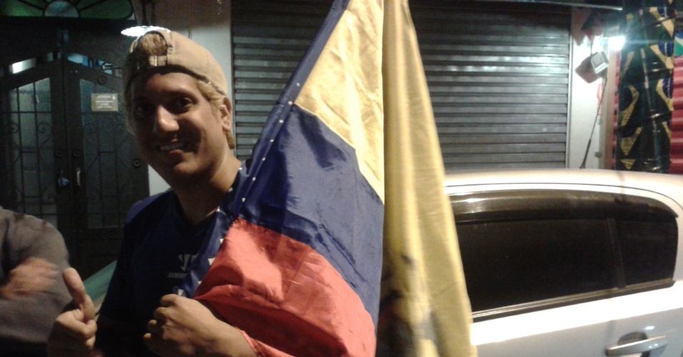 Torcedor do Emelec, clube equatoriano, exibe sua bandeira metade do time e outra parte da seleção do Equador