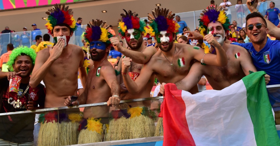 Torcedores da Itália se fantasiam de índio para acompanhar a partida contra a Inglaterra na Arena Amazônia