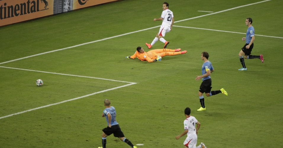 Ureña desloca o goleiro Musleira com um toque de primeira e sela a vitória da Costa Rica