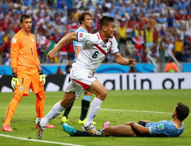 Uruguaios lamentam e Oscar Duarte comemora o gol da virada da Costa Rica contra o Uruguai