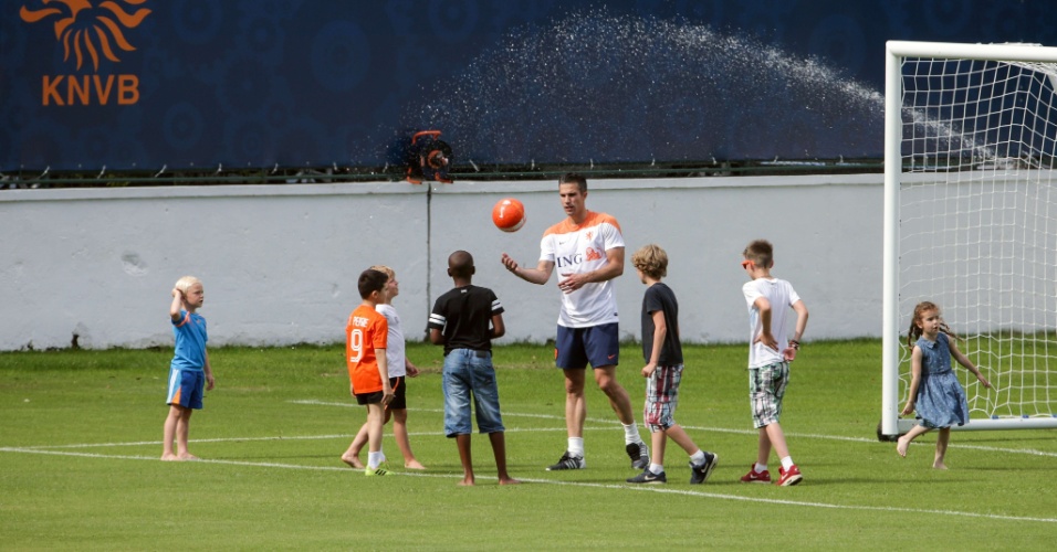 Van Persie brinca com crianças após treino da Holanda, no Rio de Janeiro
